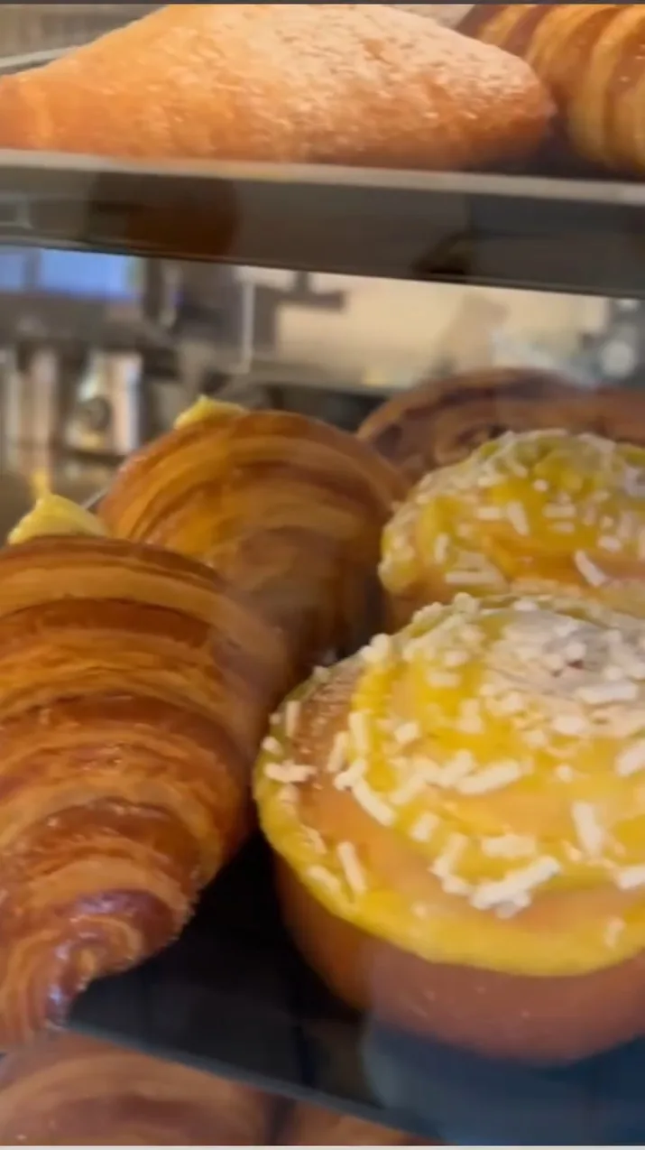 La vetrina del bar con i cornetti sfogliati e le paste alla crema con la granella di cocco